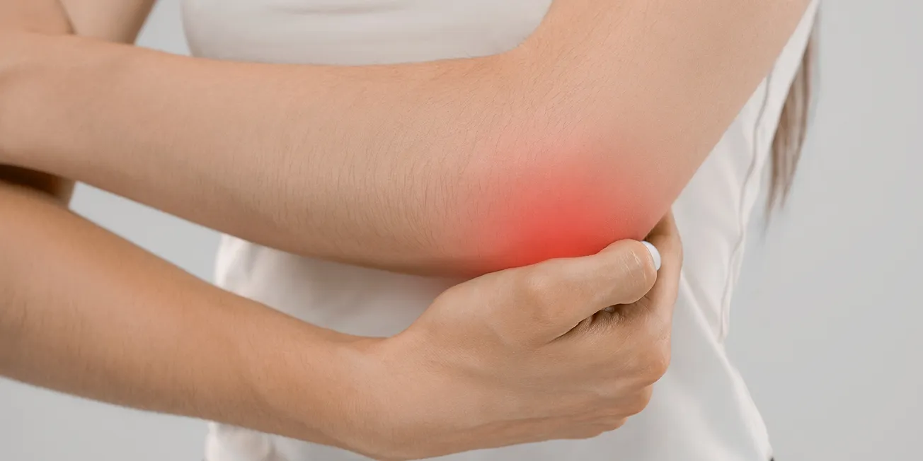 Kvinne med smerte i arm.