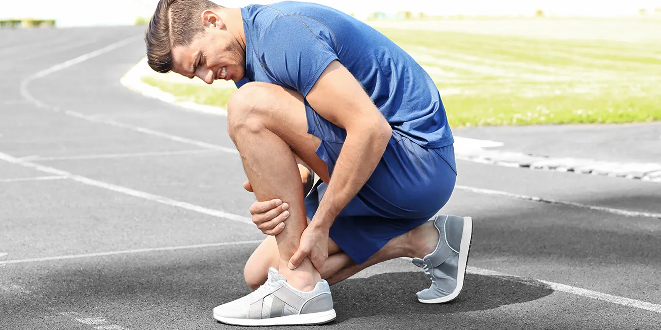 Jogger med smerte i ankel.
