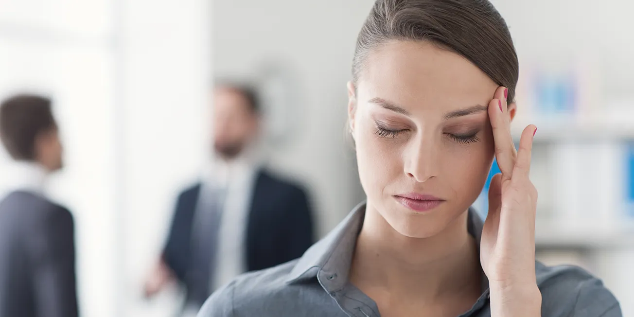 Kvinne med hodesmerter.
