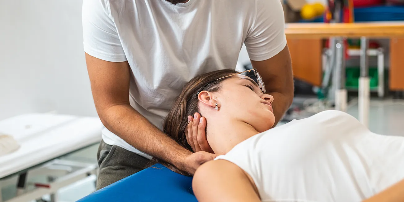 Pasient får behandling for nakkesmerter.