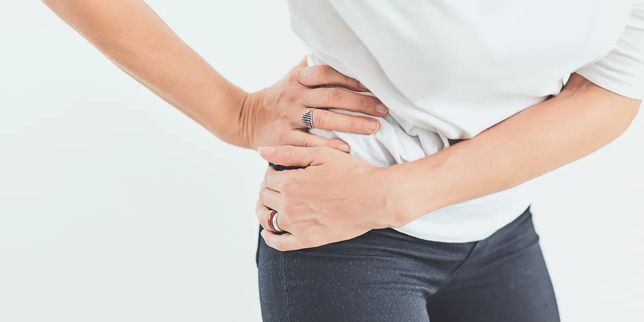 Kvinne med smerter i hofte.