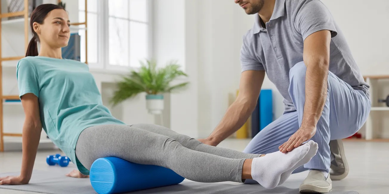 Kvinne får behandling hos fysioterapeut.