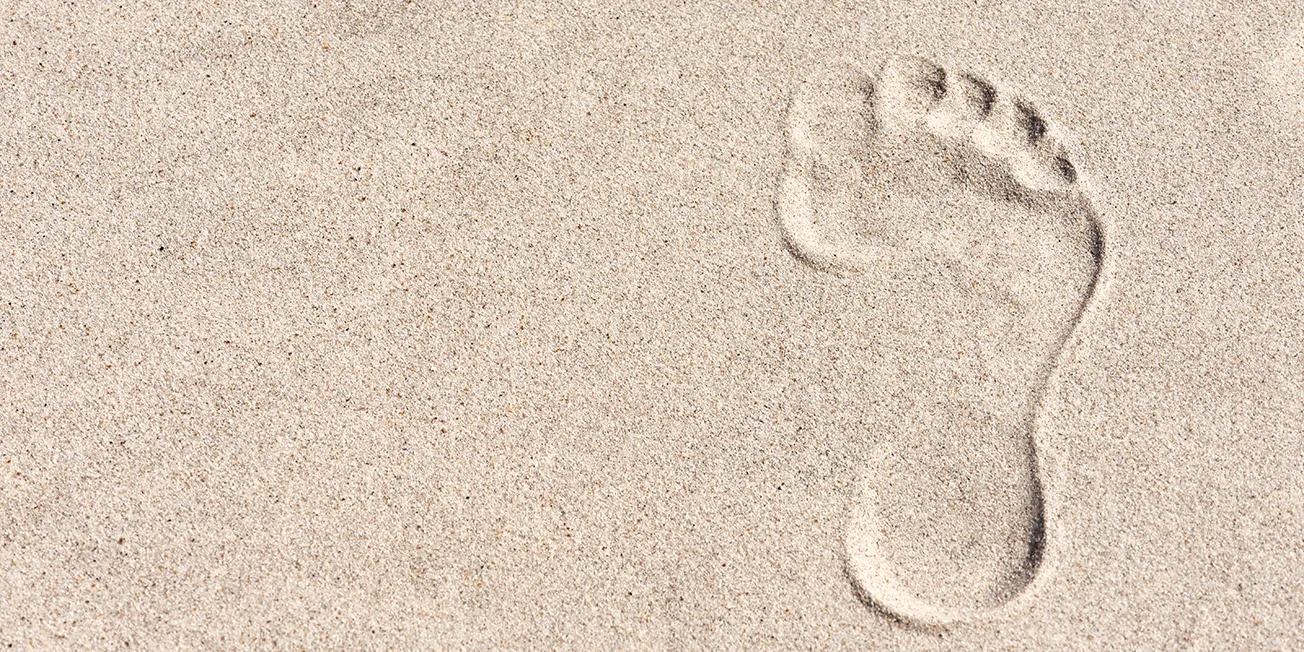 Fotavtrykk i sand.