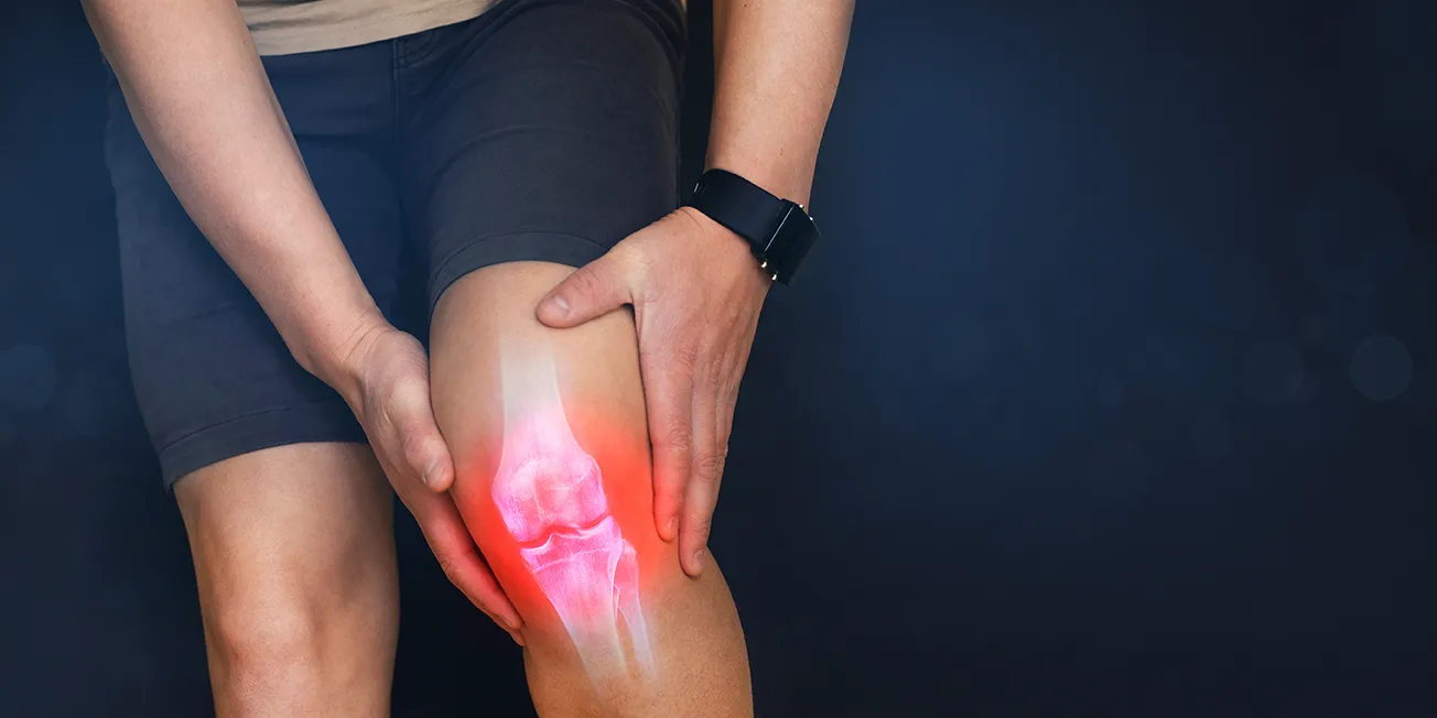 Mann med smerter i kne.