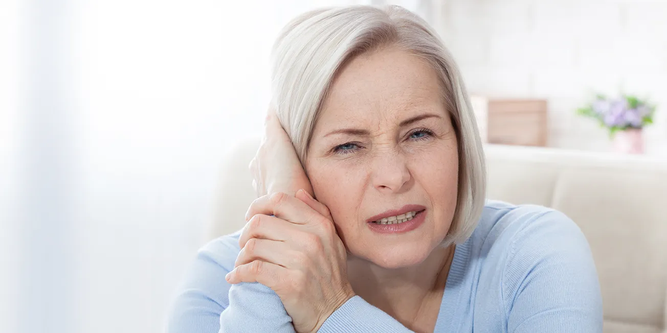 Kvinne med tinnitus.