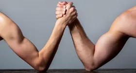 To personer tar håndbak.