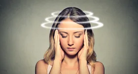 Dame som er svimmel.