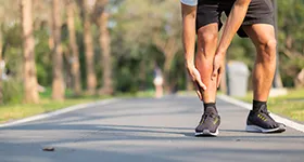 Jogger med smerte forside legg.